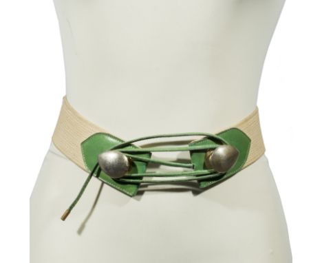 HERMES Paris, 24 Fg St Honoré, circa 1930. Ceinture à lacetEn toile H et cuir box vert pomme, attaches en laiton doré. Signée