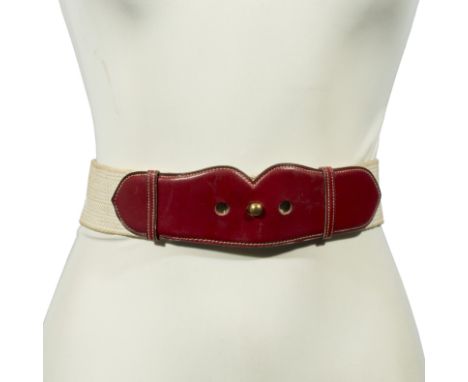 HERMES Paris, circa 1940. Ceinture 'Bouche en cœur'En toile 'H' et cuir box Rouge H. Signée sur le cuir.Très bon état, très l