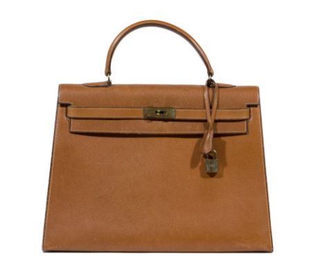 HERMES Paris, circa 1957. Sac 'Kelly Sellier' 35 cmEn veau Epsom gold, attaches et fermoir en métal doré, poignée, cadenas, c