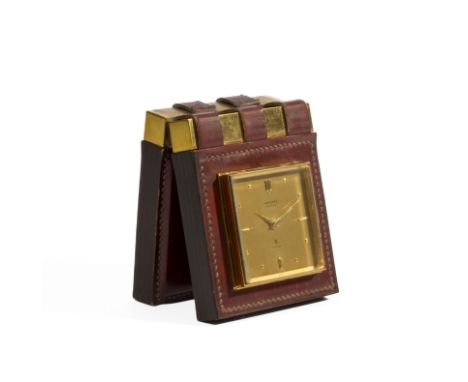 HERMES Paris, circa 1962. Pendulette de bureau.Modèle Paul Dupré-LafonDe forme rectangulaire en plein cuir bordeaux, armature