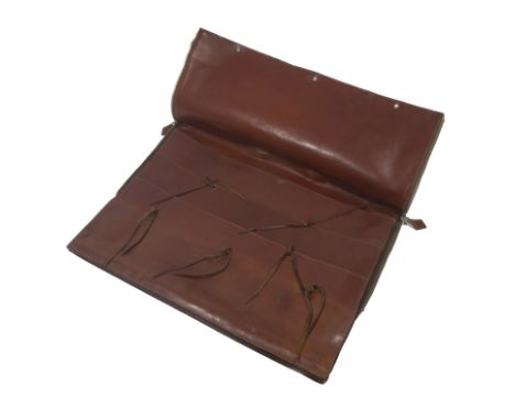 HERMES Paris, déposé, circa 1926. Important et rare sac plat 59 cmEn cuir box marron-dinde, multiples compartiments fermants 