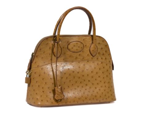 HERMES Paris Made In France, 1995. Sac 'Bolide' 32 cm goldEn cuir Autruche gold, chiffré 'A.G', fermeture éclair, double poig