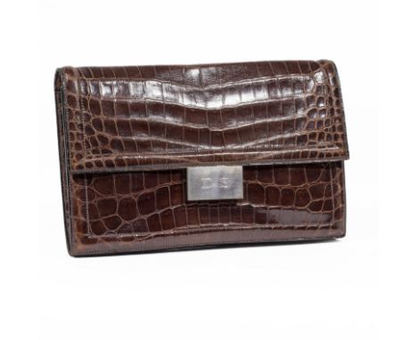 HERMES, 24 Fg St Honoré, circa 1936. Sac pochette 'Anabella' 25,5 cmEn Crocodilus Porosus (Annexe II-B) marron, fermoir gliss