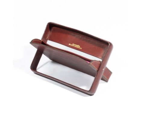 HERMES Paris, 24 Fg St Honoré, circa 1950. Etui à cigarettes 'X'En cuir de Russie grains croisés bordeaux, une partie articul