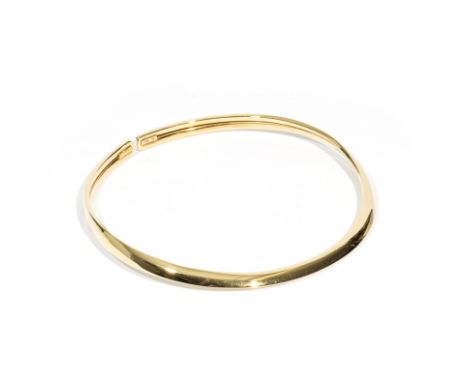 HERMES Paris, circa 1990. Collier torque en or jaune 750°/°°.Large jonc plat en forme. Signé et numéroté.Diam. intérieur: 12,