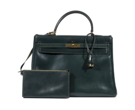 HERMES Paris, circa 1950. Sac 'Kelly retourné' 35 cmEn box vert sapin, chiffré 'N V' en lettre d'or 750°/°°, attaches et ferm