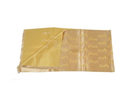 HERMES Paris, circa 1950. Echarpe calècheEn soie satinée crème, façonnée des motifs Calèche, bords frangés. (petit accros).Fo