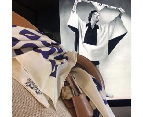 HERMES Paris, circa 1951. Rare carré 'Bulles'Dessinateur inconnu.Etiquette calèche.En coton imprimé, sur fon blanc.Importante