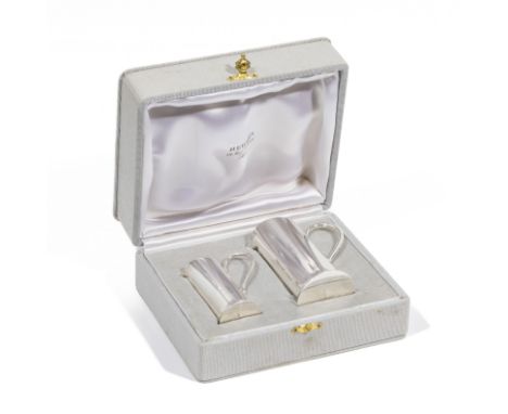 HERMES Paris, circa 1965. Deux mesures à whisky en argent 925 °/°°.En forme de pichet à anse, intérieur en argent doré.Dans l