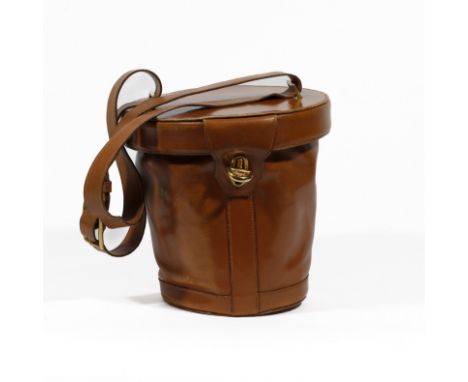 HERMES Paris 24 Fg Saint Honoré, circa 1955. Sac seau 'Gardénia' en cuir naturelEn cuir naturel partiellement rigide, fermoir