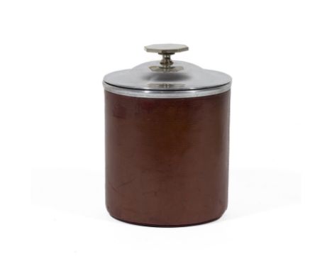 HERMES Paris, circa 1925. Pot à tabacEn aluminium poli, partiellement gainé de cuir de Russie bordeaux, couvercle à prise en 