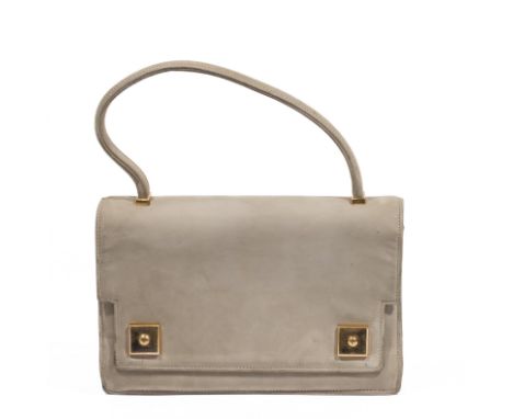 HERMES Paris, circa 1960. Sac 'Piano' 22 cmEn agneau velours beige, fermoirs en métal doré pression sur rabat, poignée.Légère