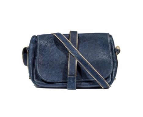 HERMES Paris Made In France, circa 1979. Sac 'Nouméa' 28 cmDessiné par Hermès Paris pour U.T.A.En cuir Fjord marine, fermetur