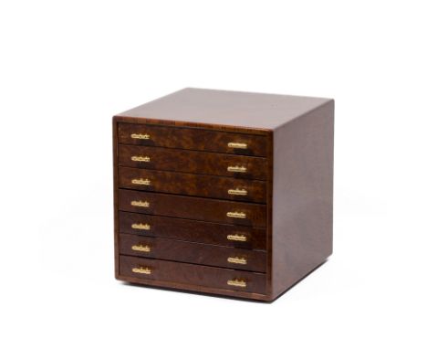HERMES Paris, Cave à carrés '7 jours'En plaquage loupe de thuya, 7 tiroirs à poignées en laiton doré, bordures siglées. Signé