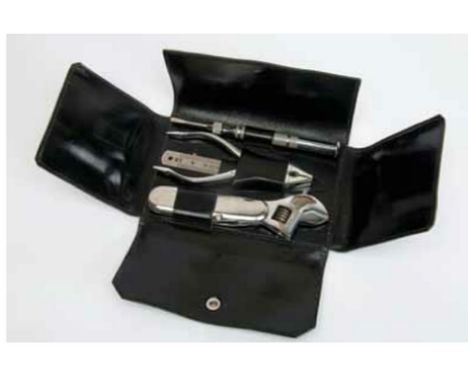 HERMES Paris, circa 1958. Trousse 'Auto'En cuir box noir, retenant 4 éléments en acier inoxydable: un couteau multi-multifonc