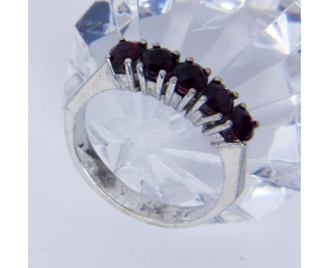 BANDRING585/000 Weissgold mit 5 Rubinen. Ringgr. 54, Brutto ca. 3,7g   A BAND RING 585/000 white gold with 5 rubies. Ring siz