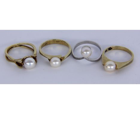 LOT VON 4 DAMENRINGEN585/000 Gelbgold mit Perlen. Brutto ca. 14,33g   A MIXED LOT OF 4 LADIES RINGS 585/000 yellow gold with 