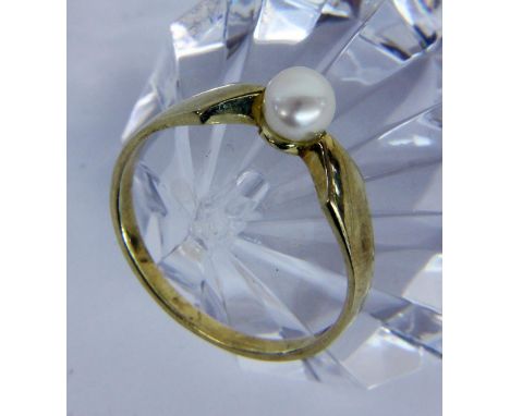 DAMENRING585/000 Gelbgold mit Perle. Ringgr. 55, Brutto ca. 2,4g   A LADIES RING 585/000 yellow gold with pearl. Ring size 55
