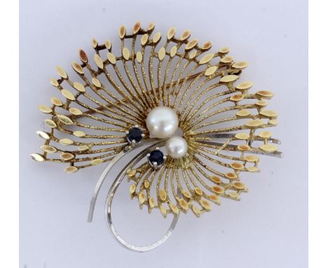 BROSCHE585/000 Gelbgold mit 2 Perlen und 2 Saphiren. D.5cm, Brutto ca. 10,3g   A BROOCH 585/000 yellow gold with 2 pearls and