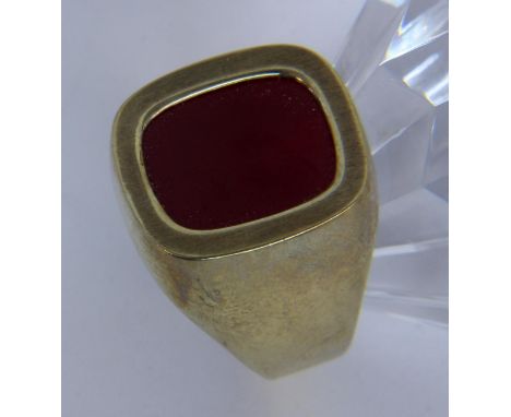 HERRENRING333/000 Gelbgold mit Karneol. Ringgr. 62, Brutto ca. 7,3g   A MEN'S RING 333/000 yellow gold with carnelian. Ring s