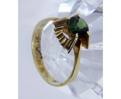 DAMENRING585/000 Gelbgold mit Turmalin. Ringgr. 57, Brutto ca. 3,3g   A LADIES RING 585/000 yellow gold with tourmaline. Ring