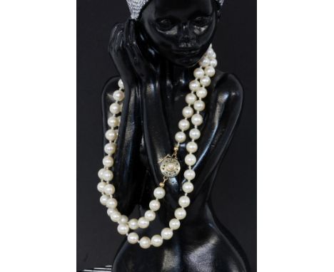 PERLENCOLLIERSalzwasser Zuchtperlen, D.6-7mm. Schliesse 750/000 Gelb- und Weissgold. L.60cm   A PEARL NECKLACE Saltwater cult