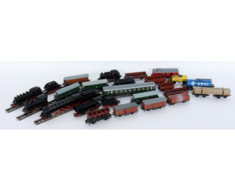 TRIX MODELLEISENBAHN SPUR H0Lot mit 6 Lokomotiven, 17 Wagen und Schienen.   A TRIX MODEL RAILWAY H0 GAUGE Mixed lot with 6 lo