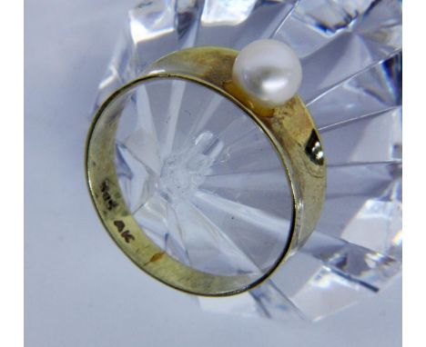 DAMENRING585/000 Gelbgold mit Perle. Ringgr. 55, Brutto ca. 2,5g   A LADIES RING 585/000 yellow gold with pearl. Ring size 55
