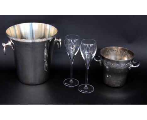 ZWEI SEKTKÜHLERVersilbert. H.21/15cm. Dazu zwei Veuve Clicquot Champagnerkelche   TWO CHAMPAGNE COOLERS Silver-plated. 21/15 