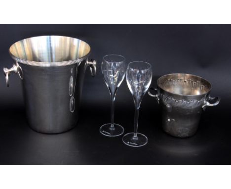 ZWEI SEKTKÜHLERVersilbert. H.21/15cm. Dazu zwei Veuve Clicquot Champagnerkelche   TWO CHAMPAGNE COOLERS Silver-plated. 21/15 