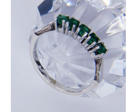 BANDRING585/000 Weissgold mit 5 Smaragden. Ringgr. 54, Brutto ca. 2,8g   A BAND RING 585/000 white gold with 5 emeralds. Ring