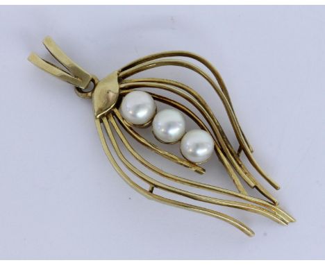 BROSCHE585/000 Gelbgold mit 3 Perlen. L.5,7cm, Brutto ca. 8,3g   A BROOCH 585/000 yellow gold with 3 pearls. 5.7 cm long, gro