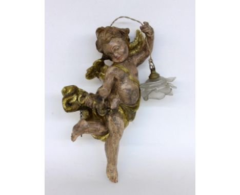 ENGEL ALS WANDLAMPEum 1900 Barockstil. Geschnitzter Engel aus Holz, farbig gefasst und teils vergoldet. Elektrifiziert. Blüte