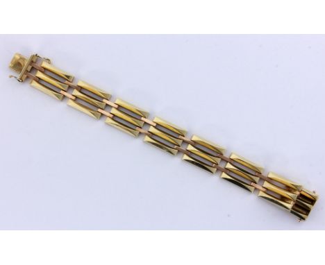 GLIEDERARMBAND585/000 Gelbgold. L.19cm, ca.40,3g   A LINK BRACELET 585/000 yellow gold. 19 cm long, approximately 40.3 grams.