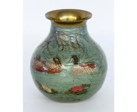 ZIERVASE MIT EMAILDEKORwohl China Kugelform mit trichterförmiger Mündung. Bronze. Gemalte Teichlandschaft mit Enten und Seero