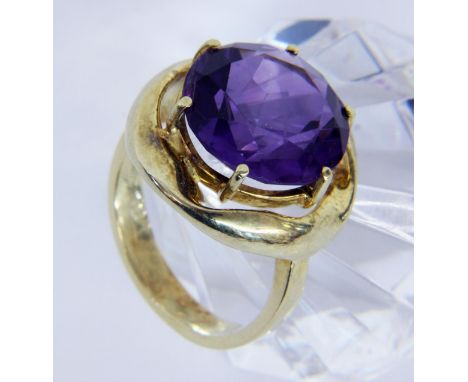 DAMENRING585/000 Gelbgold mit Amethyst. Ringgr. 55, Brutto ca. 9g   A LADIES RING 585/000 yellow gold with amethyst. Ring siz