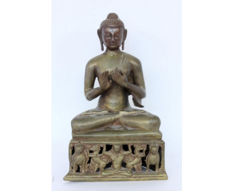 SITZENDER BUDDHA MIT PREDIGER-GESTESüdostasien. Bronze. Auf einem Thron mit Tempelfiguren sitzender Buddha. H.38cm   A SITTIN