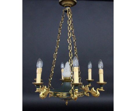 HÄNGELAMPE IM EMPIRESTIL20.Jh. 6-armiges Bronzegestell mit plastischen Schwänen. Grünlich lackiertes Mittelteil mit mattierte