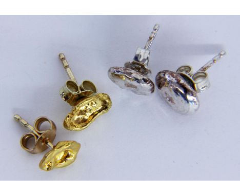 PAAR OHRSTECKER900/000 Feingold. Ca. 1,77g. Dazu Paar Ohrstecker, Silber   A PAIR OF STUD EARRINGS 900/000 refined gold. Appr