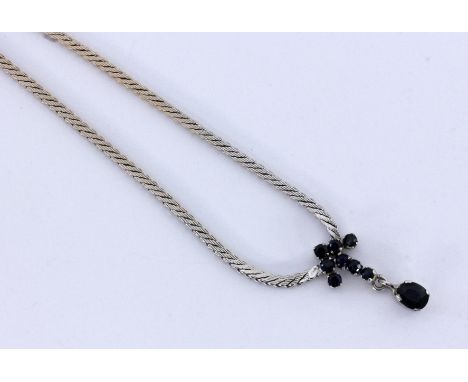 COLLIER585/000 Weissgold mit Saphirbesatz. L.44cm, Brutto ca. 11,5g A NECKLACE 585/000 white gold with sapphires. 44 cm long,