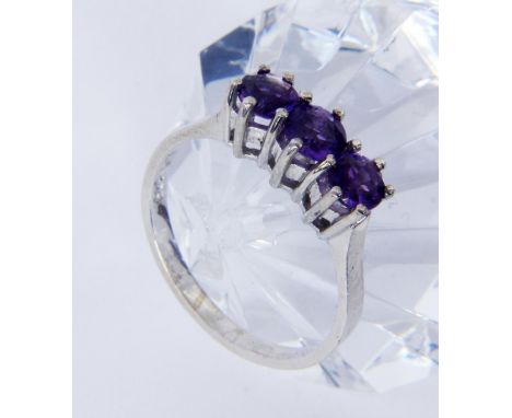 BANDRING585/000 Weissgold mit 3 Amethysten. Ringgr. 56, Brutto ca. 3,3g   A BAND RING 585/000 white gold with 3 amethysts. Ri
