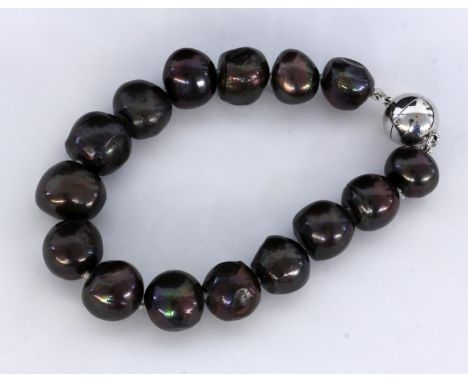 PERLENARMBAND MIT SCHWARZEN BAROCKPERLEND.13-13mm, L.19,5cm   A PEARL BRACELET WITH BLACK BAROQUE PEARLS Diameter 12-13 mm, 1