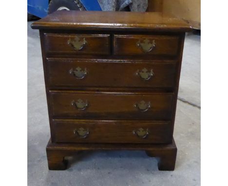 A small Georgian design oak Chest of three long and two short graduated drawers, on bracket feet, 20" (51cms) wide.