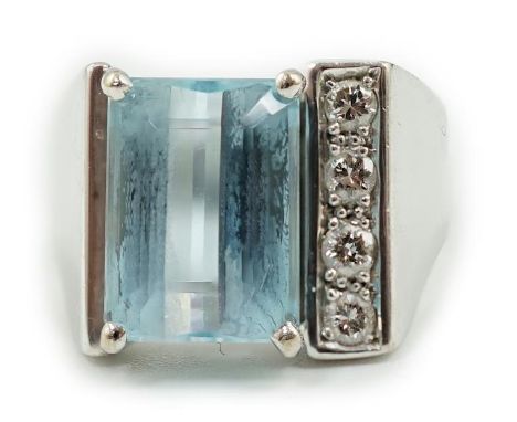 A modern 750 white gold and single stone emerald cut aquamarine set dress ring, with one side flanked by four small round cut