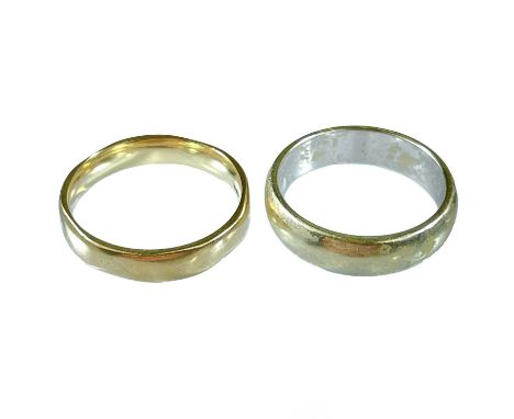 Two 9ct gold band rings. One in white gold, size M, the other yellow gold, size N, 7.7g.