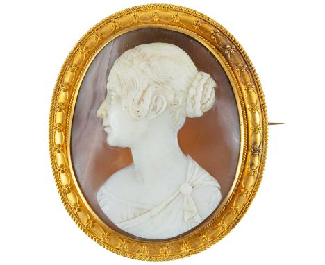 Tommaso Saulini (1793-1864) - A fine early 19th century portrait shell cameo gold mounted brooch. The oval cameo carved with 