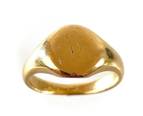 An Edwardian 18ct gold ladies signet ring. Chester 1906, size K 1/2, 6g.