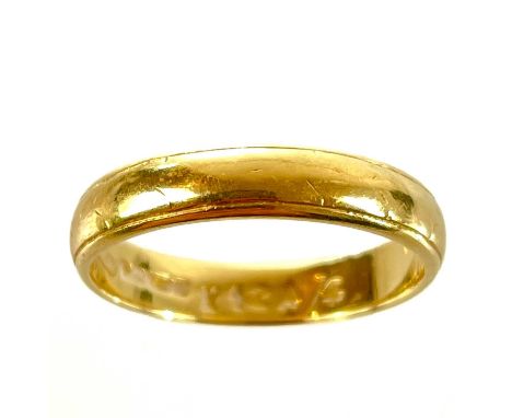 An 18ct hallmarked gold band ring. Size L 1/2, 3.56g.