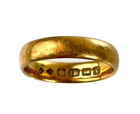 An 18ct hallmarked gold band ring. Birmingham 1920, size K, 3.6g.