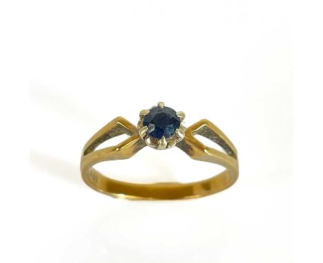 A 9ct sapphire set ring. Stamped 9ct, size M 1/2, 2.3g.